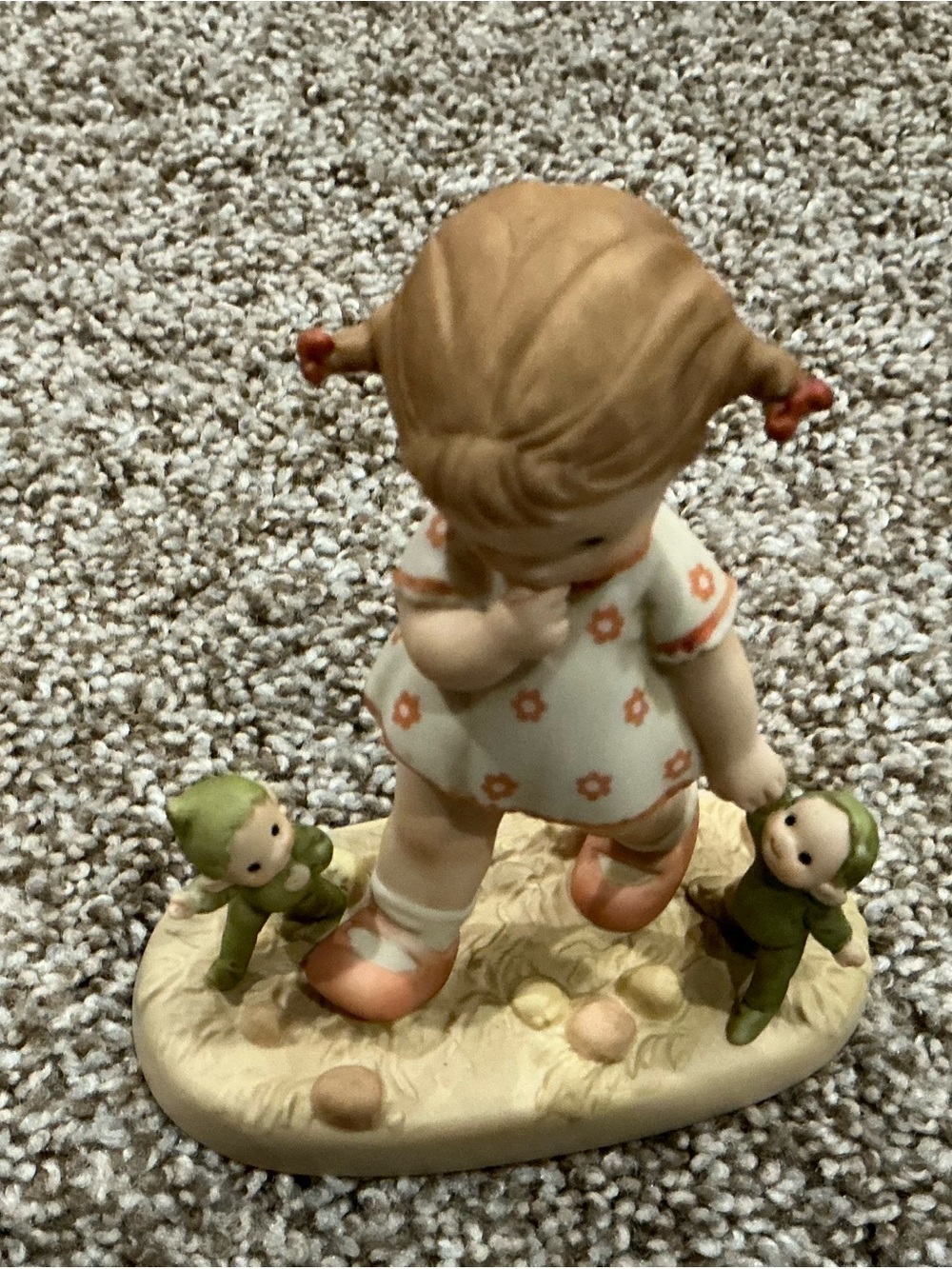 Memories of yesterday-Girl Figurine with Green Toy Elves